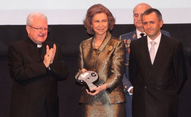 Su Majestad la Reina Doña Sofía con el "Premio Popular de Honor" junto al obispo de Mallorca, Javier Salinas y el presidente y consejero delegado de l